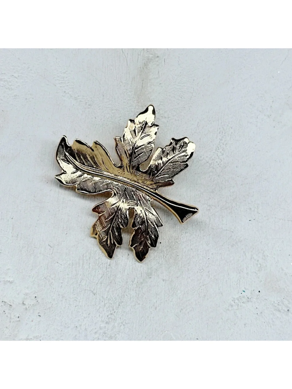 321gc. Goldtone Vintage Leaf Brooch